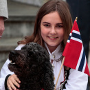 Kronprinsfamilien hilser barnetoget i Asker utenfor Skaugum. Foto: Marius Gulliksrud, NTB scanpix